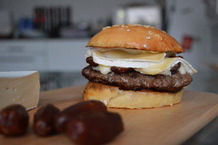 Burger mit Brie und Datteln