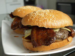 Bison-Burger mit Duroc-Naturbacon von gourmetfleisch.de