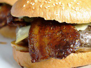 Bison-Burger mit Duroc-Naturbacon von gourmetfleisch.de