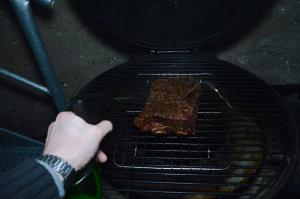 Beef Short Ribs vom Smoker, eingesprüht mit Apfelsaft.