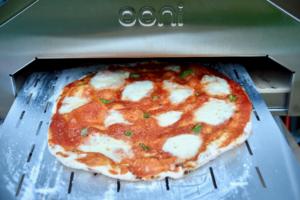 Pizza Magherita mit dem Ooni Pro Pizzaofen.