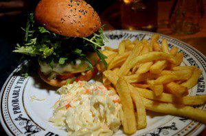 The Pub - Möpse trinken Bier - Berlin - Cheeseburger Review