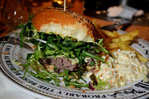 The Pub - Möpse trinken Bier - Berlin - Cheeseburger Review