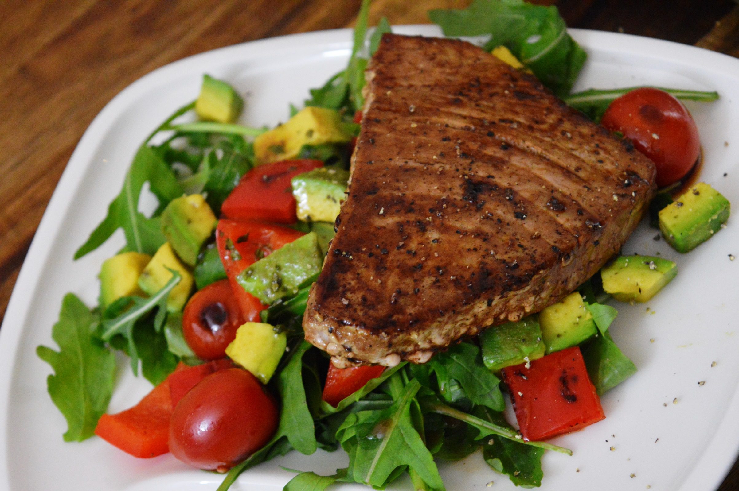 Teriyaki Thunfischsteaks auf Salat - bacon zum steak