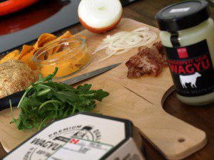 Wagyu-Chili-Cheese-Burger mit Nachos