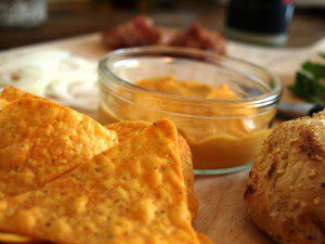 Wagyu-Chili-Cheese-Burger mit Nachos