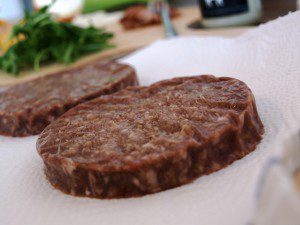 Wagyu-Chili-Cheese-Burger mit Nachos